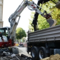 Ein Bagger lädt Erde in einen LKW.