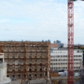 Das Bild zeigt eine Baustelle mit einem Baukran.