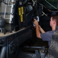 Ein Land- und Baumaschinentechniker arbeitet an der Wartung eines großen Fahrzeugs.