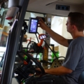 Ein Land- und Baumaschinentechniker bedient die Steuerung in einem Traktor.