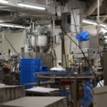 Das Bild zeigt eine industrielle Produktionsanlage, das Arbeitsumfeld von LebensmitteltechnikerInnen .
