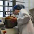 Eine Lebensmitteltechnikerin arbeitet mit einem Mischgerät in einem Labor.
