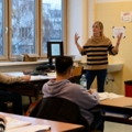Eine Lehrerin unterrichtet eine Klasse in einer Berufsschule.
