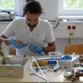 Ein Mitarbeitender des SpaceTeams der TU Wien arbeitet an technischen Geräten.