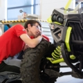 Zwei MechatronikerInnen inspizieren ein ATV-Fahrzeug.
