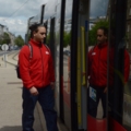 Ein Pflegeassistent in Arbeitskleidung befindet sich gerade im Weg zur Arbeit.