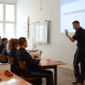 Ein Dozent hält einen Vortrag über diverse Grundrichtlinien wie "Verhältnismäßigkeit" vor einer Klasse von PolizeischülerInnen.