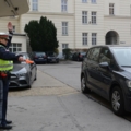 Ein Exekutivbediensteter im Polizeidienst, der den Verkehr mit einer Kelle regelt.