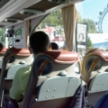 Das Bild zeigt eine Gruppe von Reisenden in einem Reisebus.