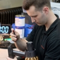 Ein Servicetechniker repariert einen Staubsauger.