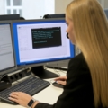 Eine Versicherungskauffrau arbeitet an einem Computerarbeitsplatz.