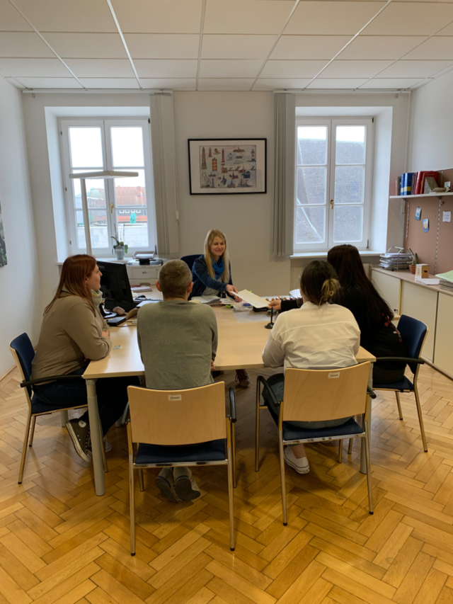 Personen die ein Meeting abhalten